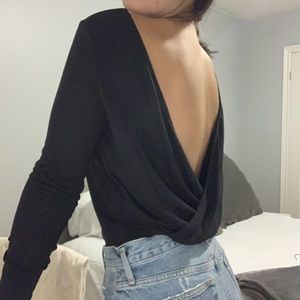 Aritzia - Wilfred open back black long sleeve top